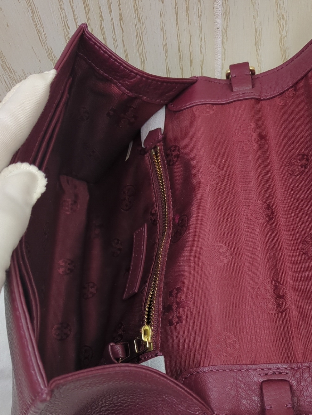  Tory Burch Bryant Quilted Leather Crossbody  - Picture 16 of 17